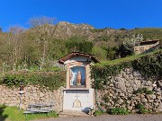 05 Santella della 'Madomma contadina' con sopra il Pizzo di Spino